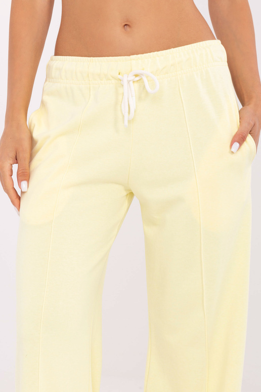 Gaiši dzeltenas sporta bikses