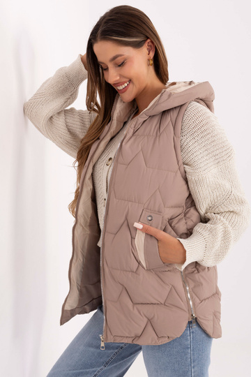 Vestē - tumši smilšu krāsas