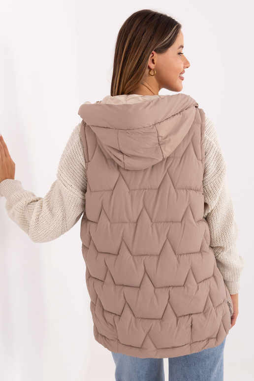 Vestē - tumši smilšu krāsas