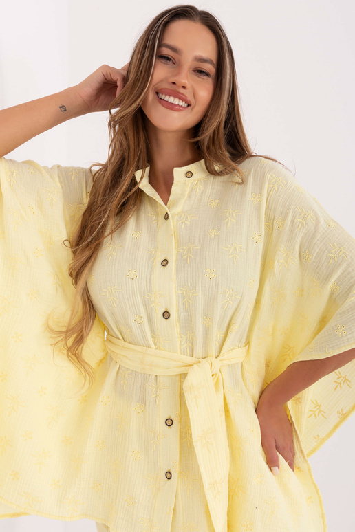 Gaiši dzeltena apģērbs