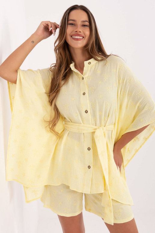 Gaiši dzeltena apģērbs