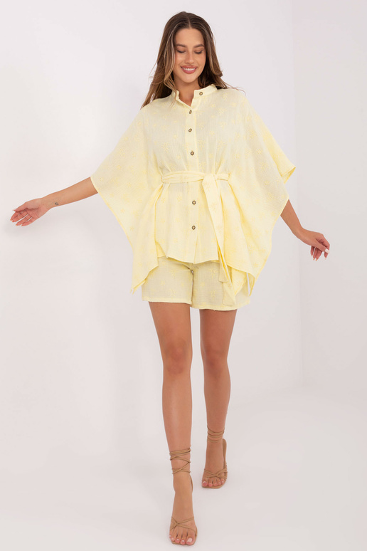 Gaiši dzeltena apģērbs