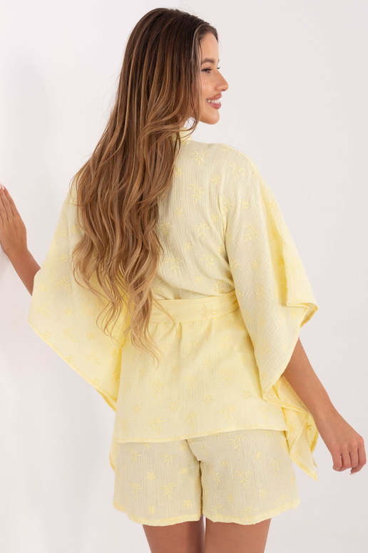 Gaiši dzeltena apģērbs