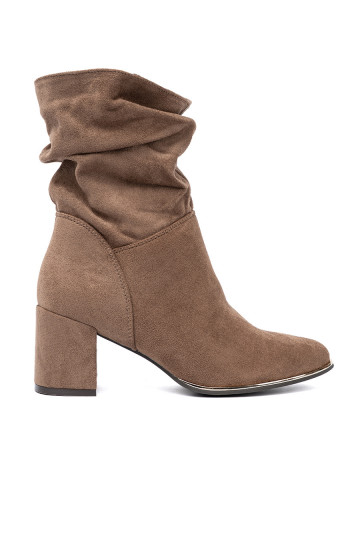 smilšu krāsas zābaki  uz papēža