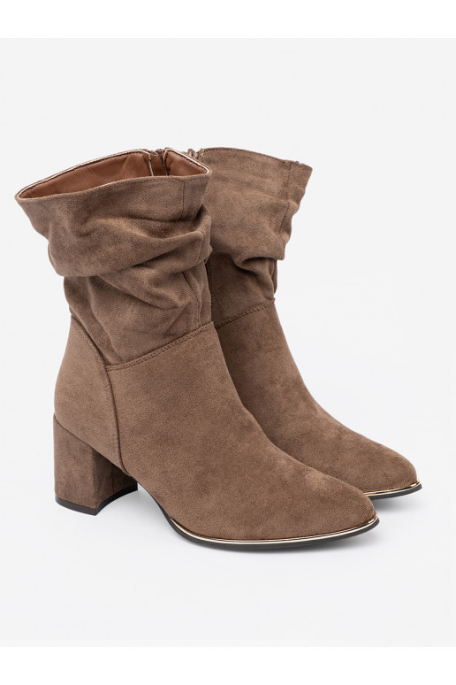 smilšu krāsas zābaki  uz papēža