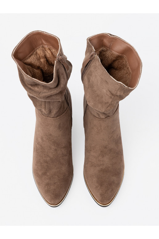 smilšu krāsas zābaki  uz papēža