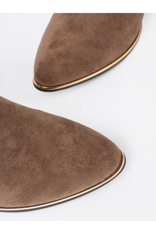 smilšu krāsas zābaki  uz papēža