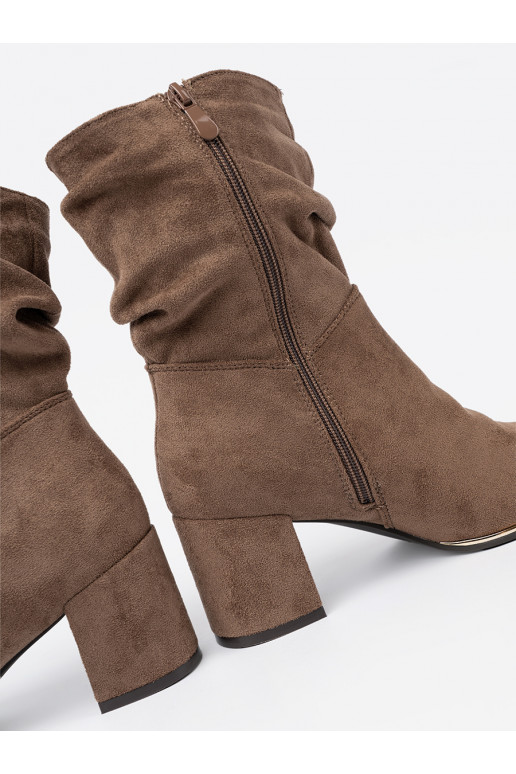 smilšu krāsas zābaki  uz papēža