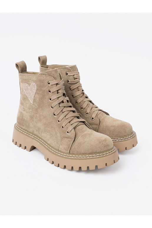 smilšu krāsas zābaki  i grubą podeszwą