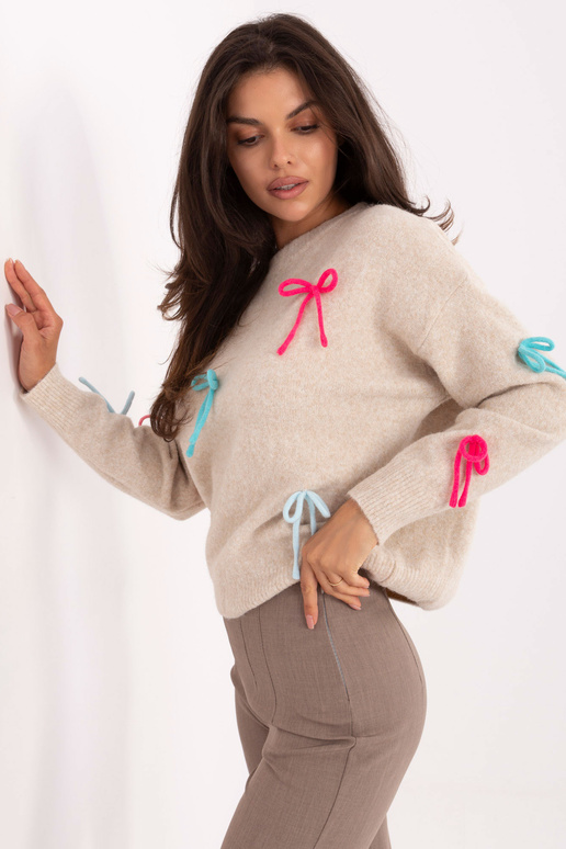 Gaiši smilškrāsas džemperis