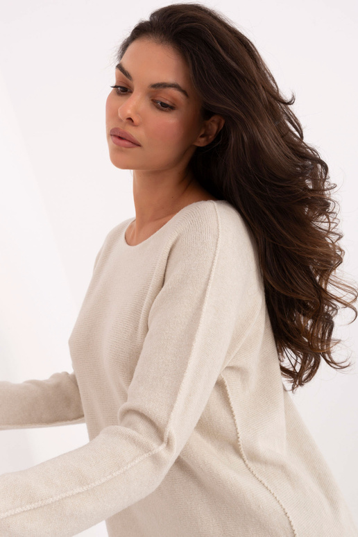 Gaiši smilšu krāsas džemperis