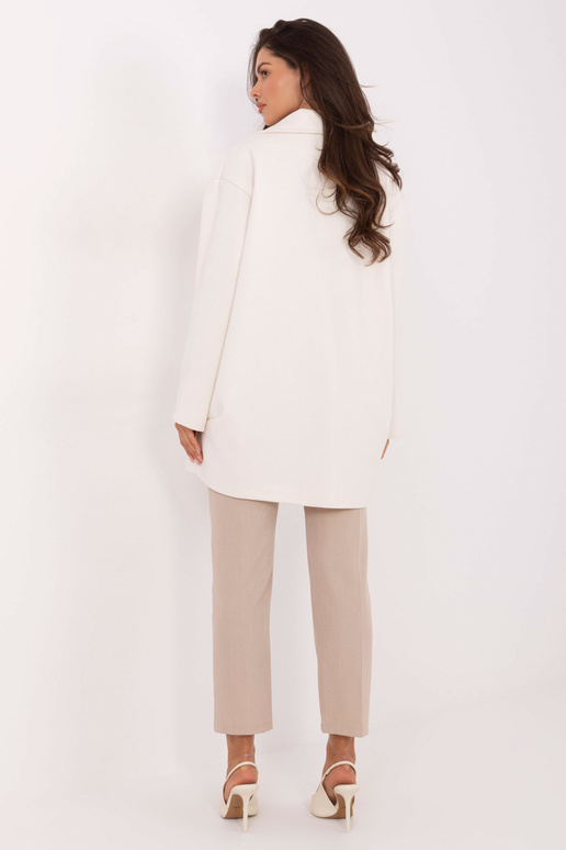 Mētelis ziloņa kaula krāsā