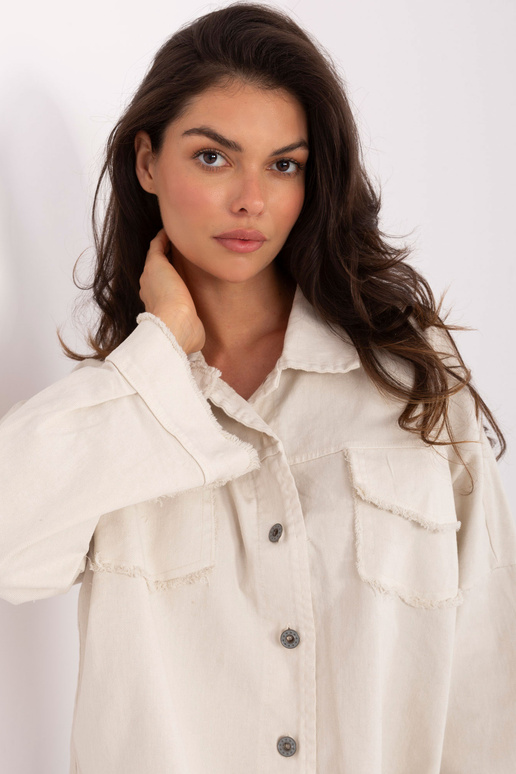 Gaiši smilšu krāsas krekli