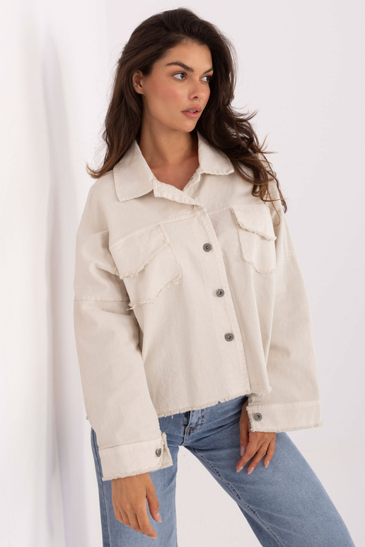 Gaiši smilšu krāsas krekli