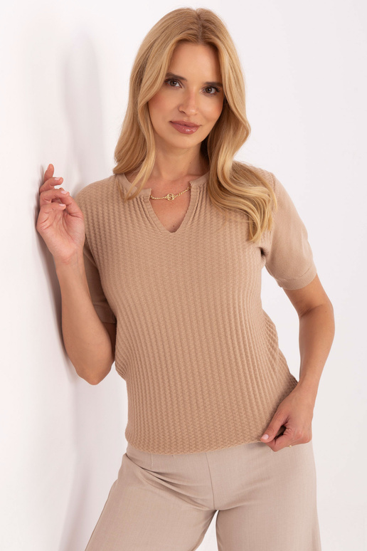 Kamieļa krāsas džemperis