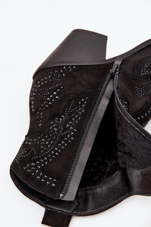 Siltināti sieviešu kovboju stila zābaki ar dekorāciju, melnā krāsā Lelira Siltināti sieviešu kovboju stila zābaki ar dekorāciju, melnā krāsā Lelira