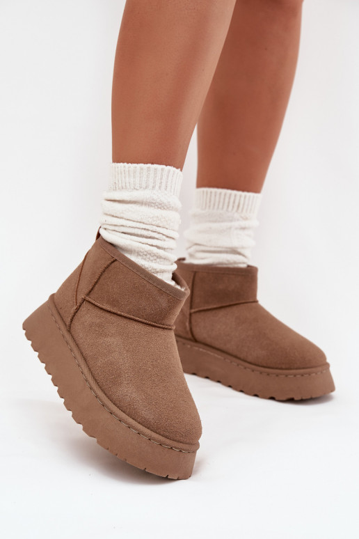 Melnbaltas sporta kurpes ar mirdzošām sudraba detaļām Melnbaltas sporta kurpes ar mirdzošām sudraba detaļām