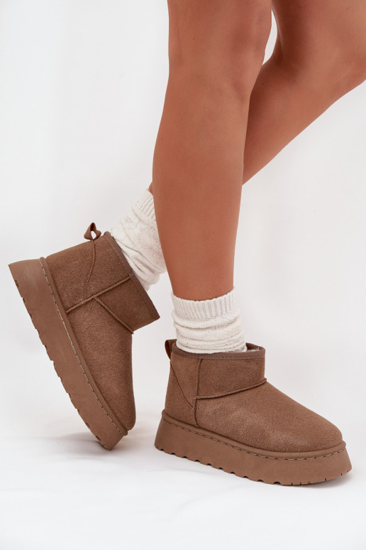 Melnbaltas sporta kurpes ar mirdzošām sudraba detaļām Melnbaltas sporta kurpes ar mirdzošām sudraba detaļām