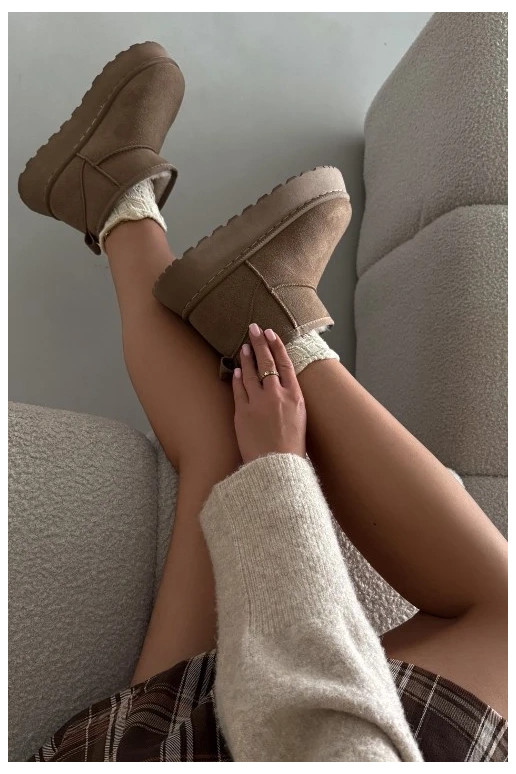 Melnbaltas sporta kurpes ar mirdzošām sudraba detaļām Melnbaltas sporta kurpes ar mirdzošām sudraba detaļām