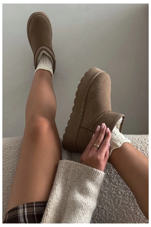 Melnbaltas sporta kurpes ar mirdzošām sudraba detaļām Melnbaltas sporta kurpes ar mirdzošām sudraba detaļām