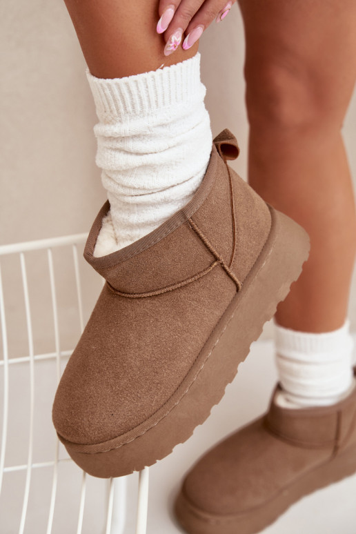 Melnbaltas sporta kurpes ar mirdzošām sudraba detaļām Melnbaltas sporta kurpes ar mirdzošām sudraba detaļām