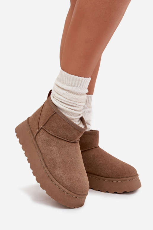 Melnbaltas sporta kurpes ar mirdzošām sudraba detaļām Melnbaltas sporta kurpes ar mirdzošām sudraba detaļām