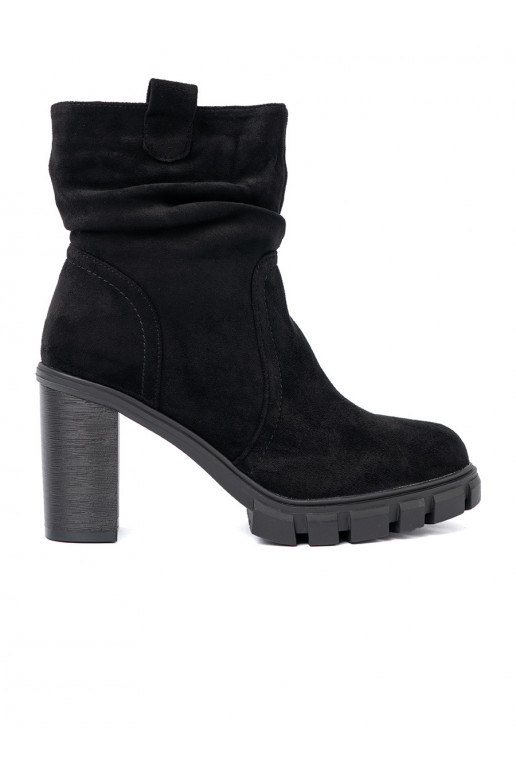  Melnas krāsas zābaki 