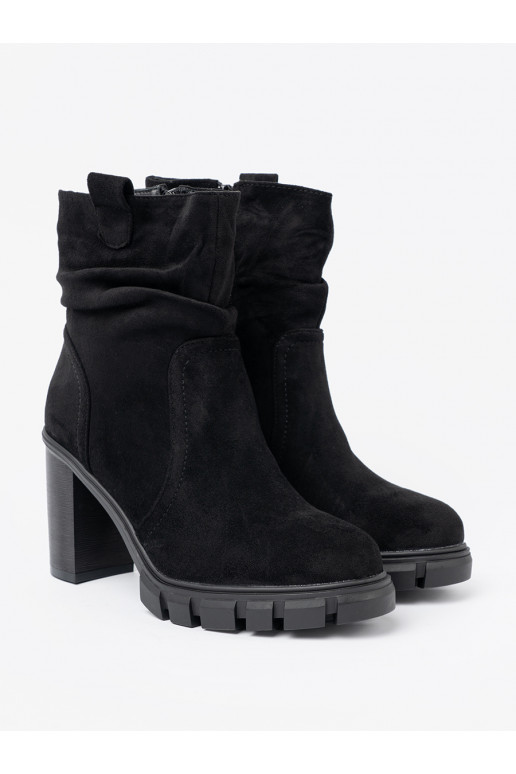  Melnas krāsas zābaki 