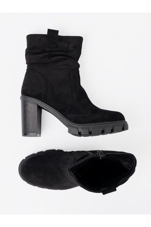  Melnas krāsas zābaki 