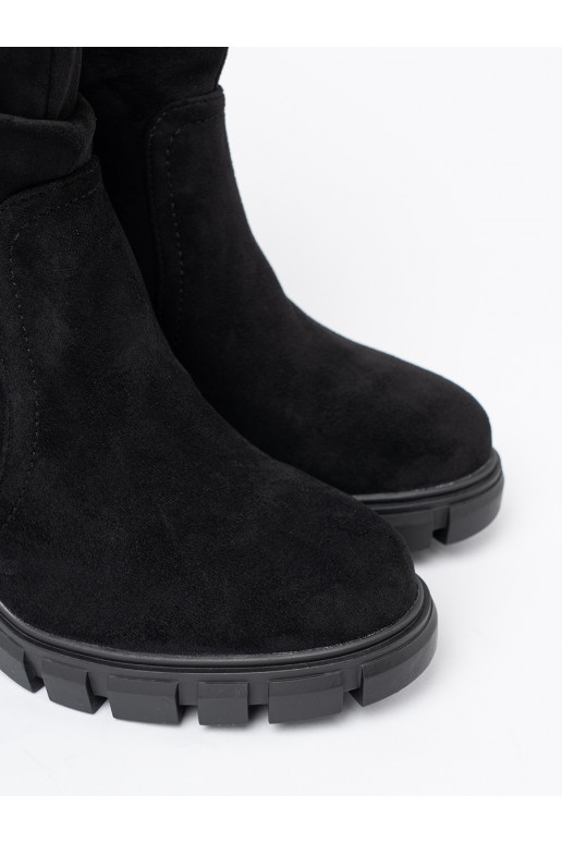  Melnas krāsas zābaki 