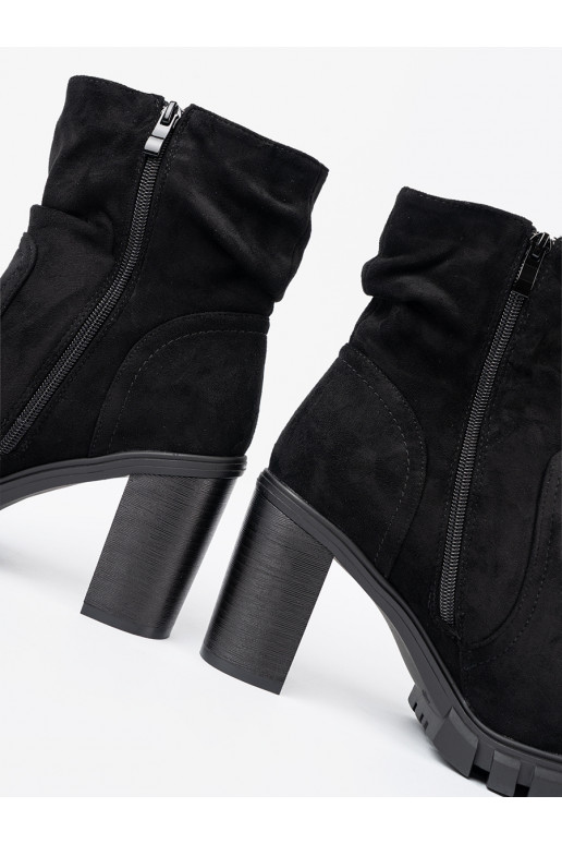  Melnas krāsas zābaki 