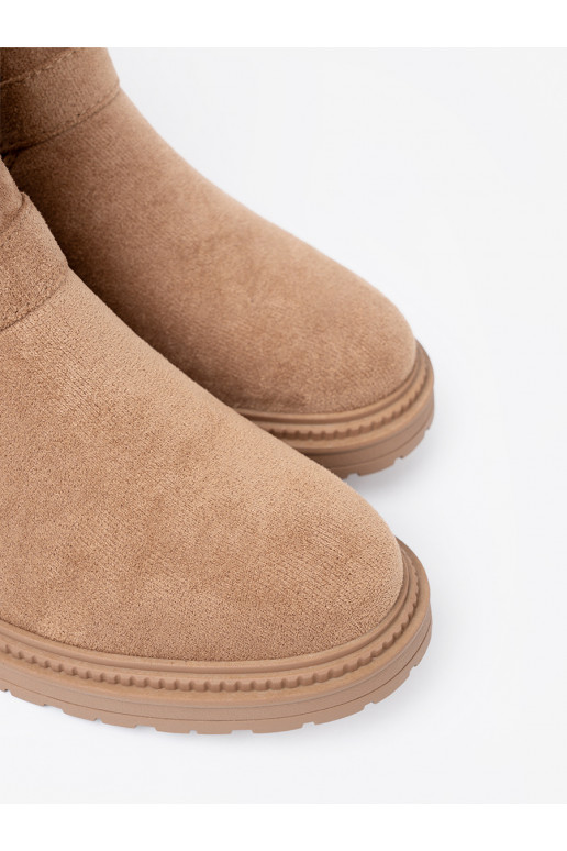 Brūnas krāsas zābaki z ozdobnymi mi klamrami