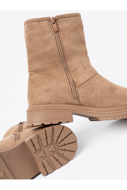 Brūnas krāsas zābaki z ozdobnymi mi klamrami