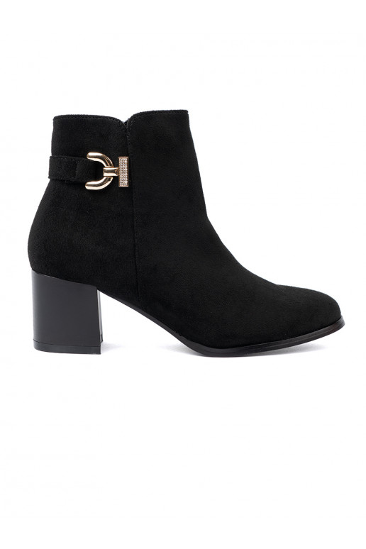  Melnas krāsas zābaki z eleganckim zdobieniem