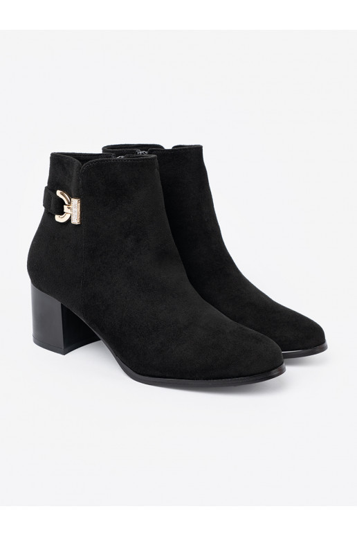  Melnas krāsas zābaki z eleganckim zdobieniem