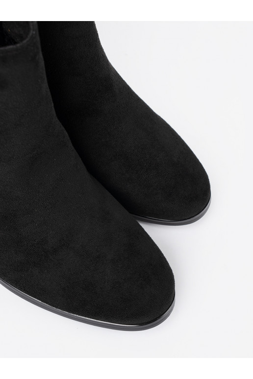  Melnas krāsas zābaki z eleganckim zdobieniem