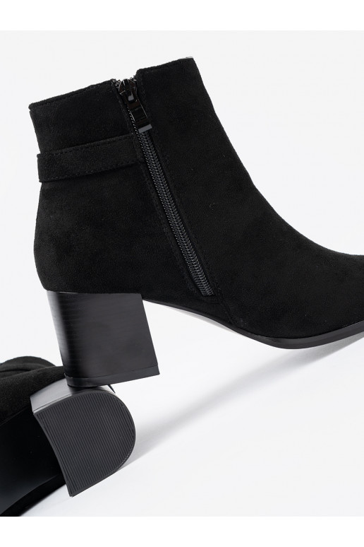  Melnas krāsas zābaki z eleganckim zdobieniem