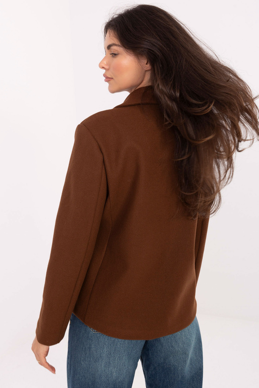 Gaiši brūnas apģērbs