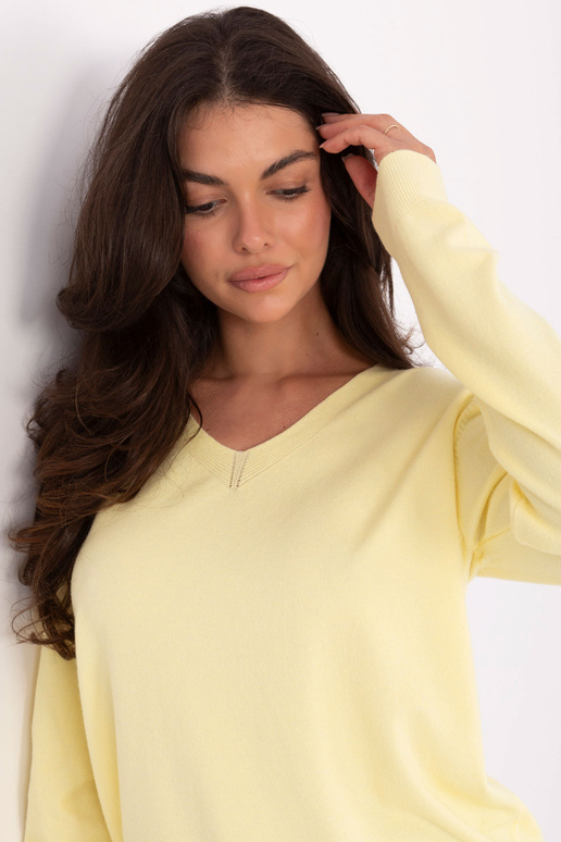 Gaiši dzeltens džemperis