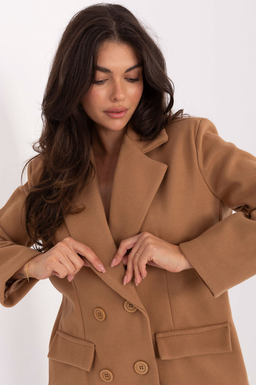 Kamieļu krāsas apģērbs