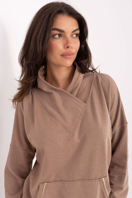 Tumši smilšu krāsas džemperis