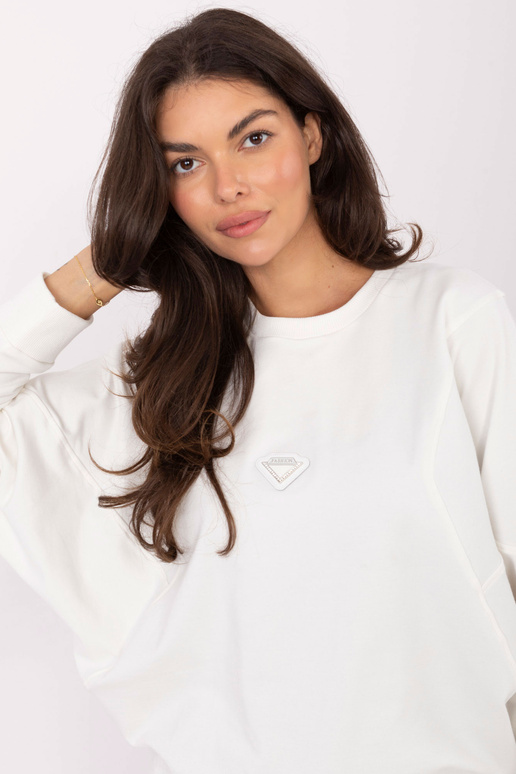 Ziloņa kaula krāsas džemperis