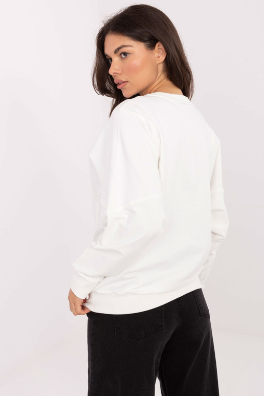 Ziloņa kaula krāsas džemperis