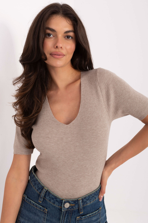 Tumši smilšu krāsas džemperis