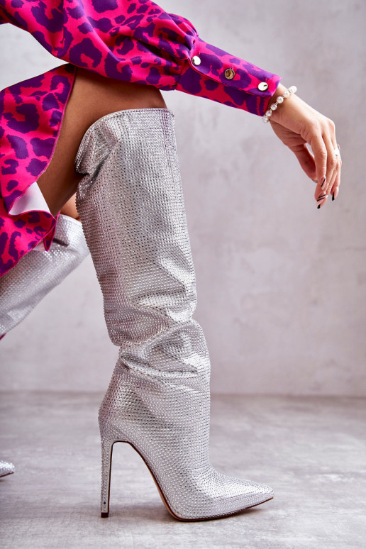 garie zābaki ar papēdi ar mirdzošiem spīdumiņiem Sudraba krāsas Lovisa  garie zābaki ar papēdi ar mirdzošiem spīdumiņiem Sudraba krāsas Lovisa