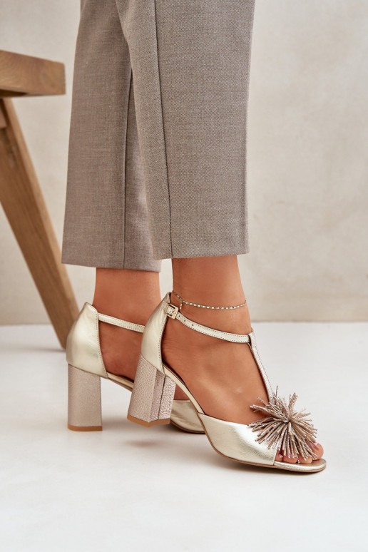 sandales   ar papēdi ar ornamentiem Laura Messi 2758 Zelta krāsas sandales   ar papēdi ar ornamentiem Laura Messi 2758 Zelta krāsas