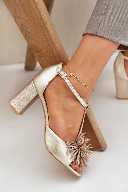 sandales   ar papēdi ar ornamentiem Laura Messi 2758 Zelta krāsas sandales   ar papēdi ar ornamentiem Laura Messi 2758 Zelta krāsas