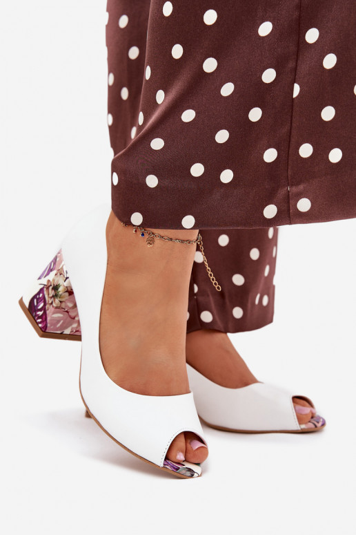 Kurpes ar dekorētiem papēžiem  Shoes 2608/K baltas krāsas   Kurpes ar dekorētiem papēžiem  Shoes 2608/K baltas krāsas