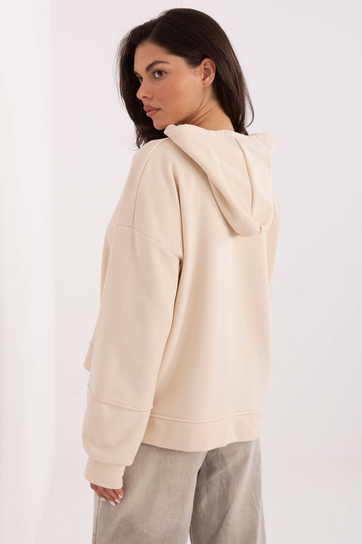 Gaiši smilšains džemperis