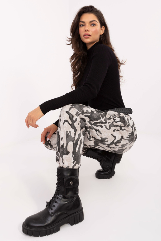 Gaiši smilšu krāsas bikses